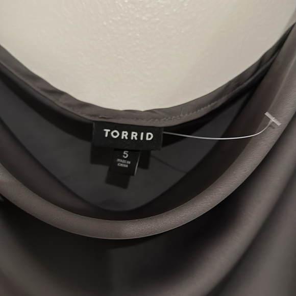 Torrid 5 Plus, Grey short sleeve blouse (Never worn, tag fell) - Picture 3 of 5